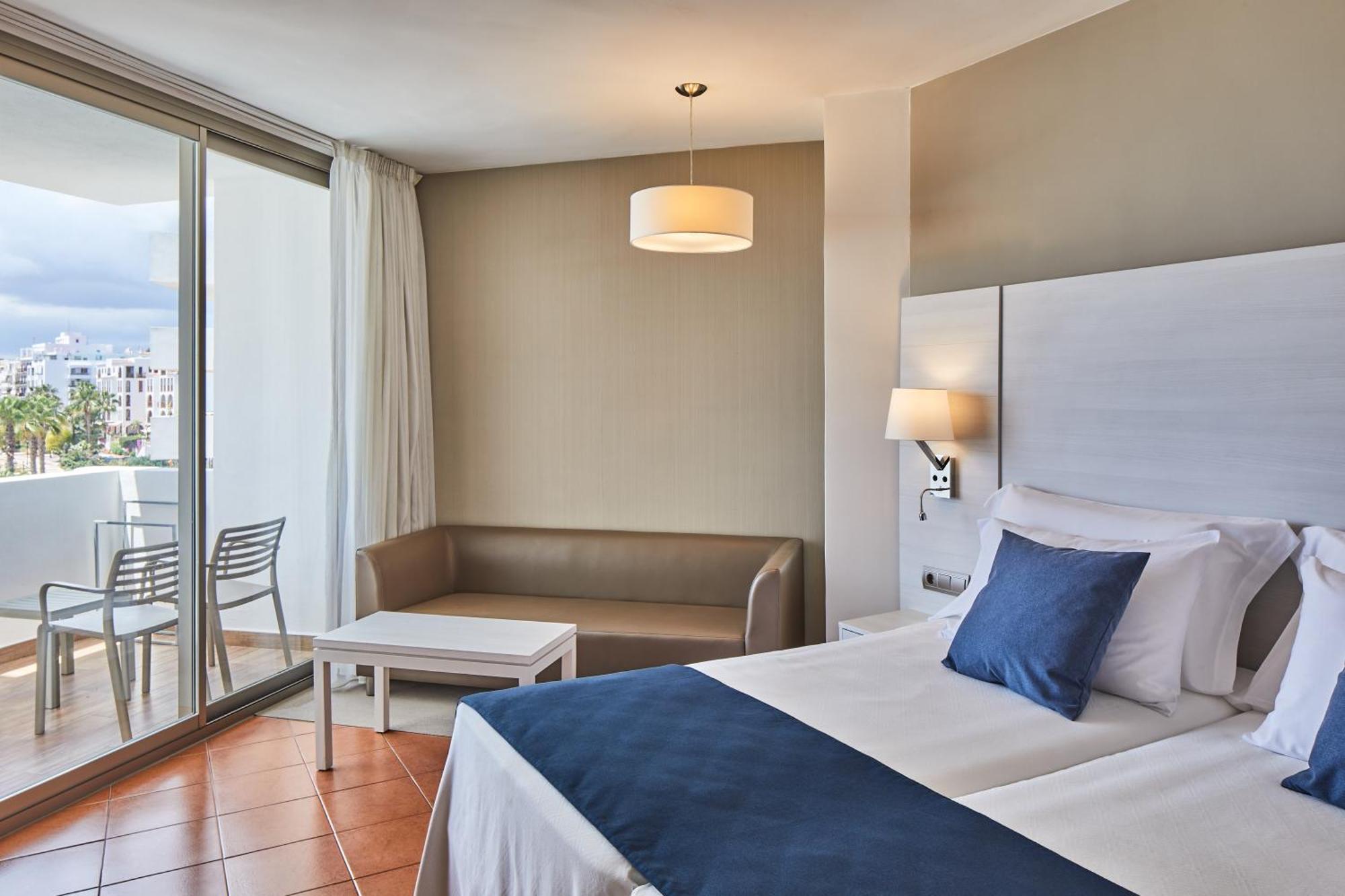 Hotel Tres Torres Santa Eularia des Riu Dış mekan fotoğraf