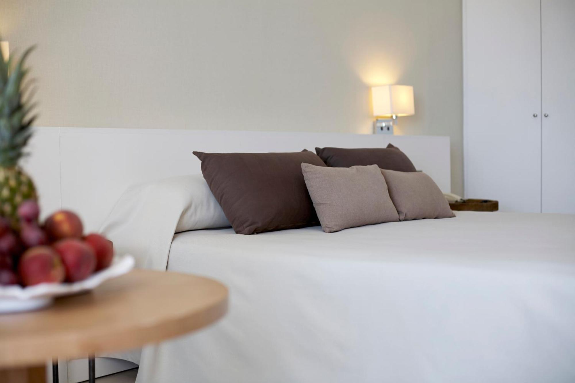 Hotel Tres Torres Santa Eularia des Riu Oda fotoğraf